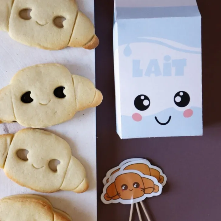 24 caissettes cupcakes et 24 cake toppers Kawaii