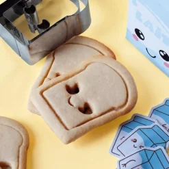 24 caissettes cupcakes et 24 cake toppers Kawaii