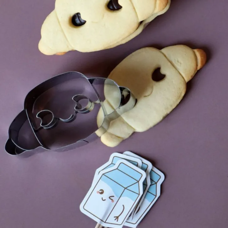 24 caissettes cupcakes et 24 cake toppers Kawaii