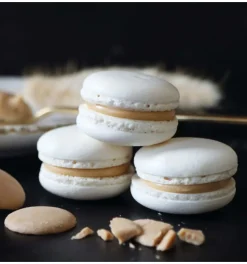 Préparation coques macarons natures