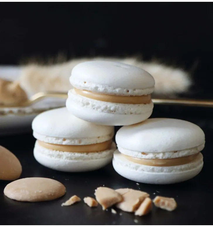 Préparation coques macarons natures