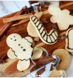 Seau 18 emporte-pièces de Noël pour biscuits et sablés
